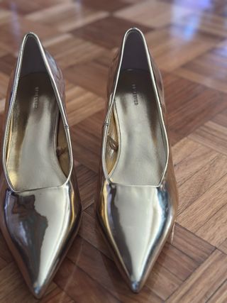 Tacones dorados