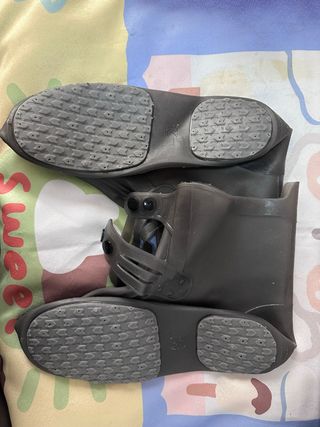 Botas de agua negras y grises