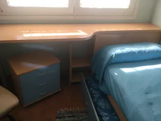 Dormitorio completo con cama y escritorio