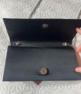 Bolso de fiesta negro con cadena plateada