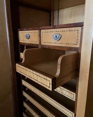 Armario antiguo de madera