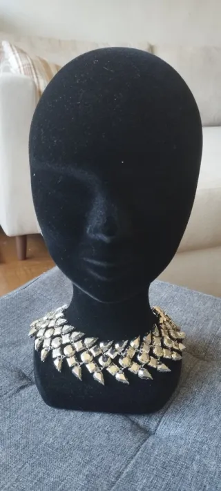 Gargantilla de mujer plateada