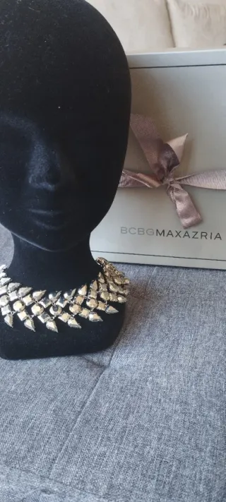 Gargantilla de mujer plateada