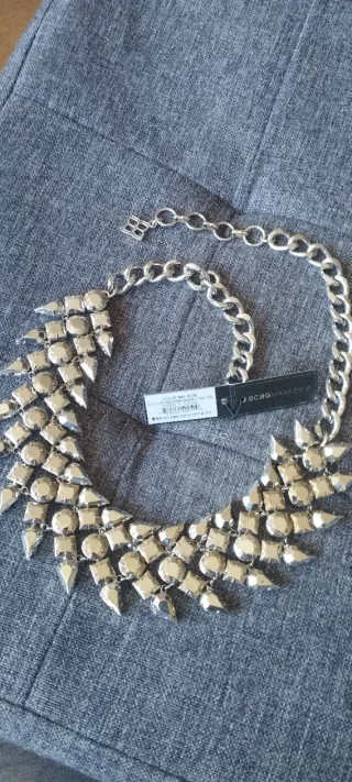 Gargantilla de mujer plateada