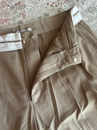Pantalón de traje beige con pinzas