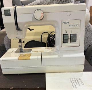 Máquina de coser PFAFF hobby 301