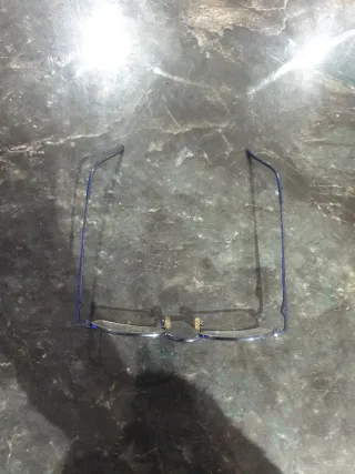 Gafas de ver metálicas, azules.