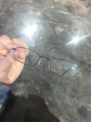 Gafas de ver metálicas, azules.
