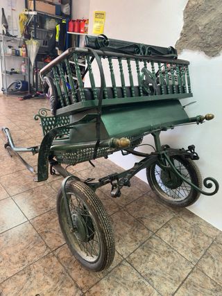 Coche de caballo verde con arneses