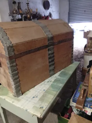 Arcón de madera antiguo con detalles metálicos