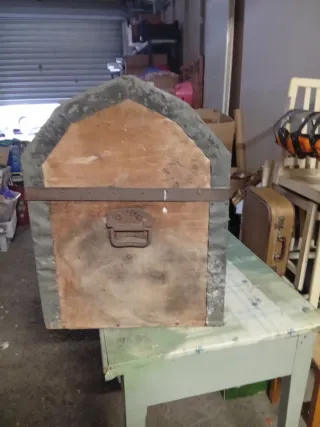 Arcón de madera antiguo con detalles metálicos