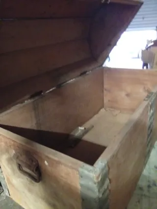 Arcón de madera antiguo con detalles metálicos