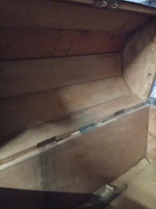 Arcón de madera antiguo con detalles metálicos