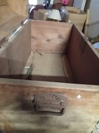 Arcón de madera antiguo con detalles metálicos