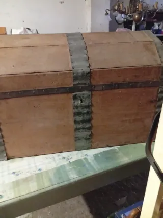 Arcón de madera antiguo con detalles metálicos