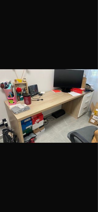 Scrivania spaziosa in legno con cassetti