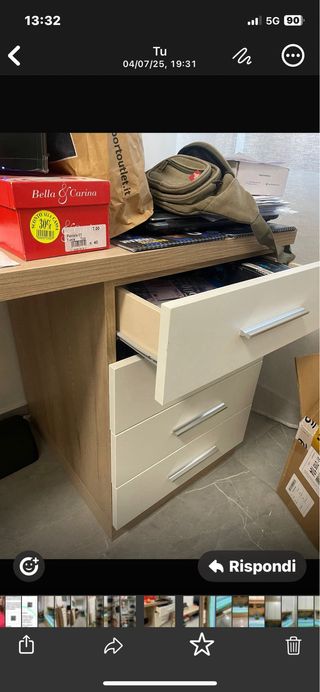 Scrivania spaziosa in legno con cassetti