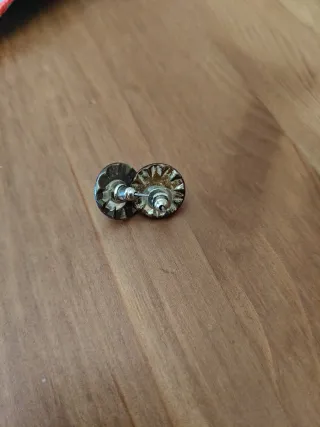 Pendientes de bisutería plateados y blancos