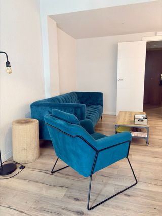 Butaca azul con patas metálicas negras