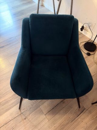 Butaca azul con patas metálicas negras