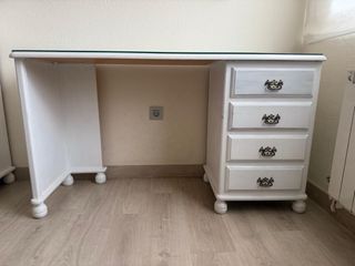 Escritorio y estantería madera de pino