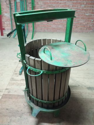 Lagar y encorchadora para vino