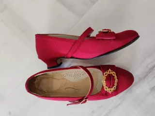 Zapatos de fallera rojos y dorados