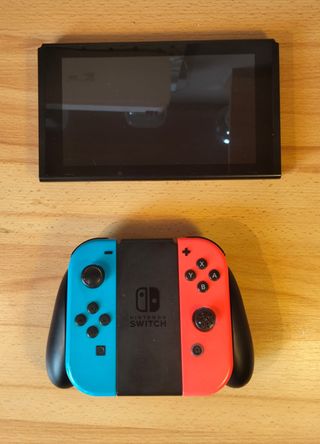 Nintendo Switch + Mario Kart 8 Deluxe + 2 Mandos