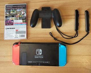 Nintendo Switch + Mario Kart 8 Deluxe + 2 Mandos