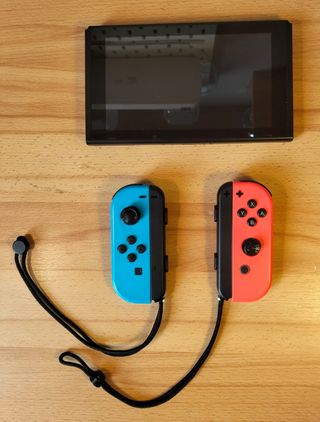 Nintendo Switch + Mario Kart 8 Deluxe + 2 Mandos