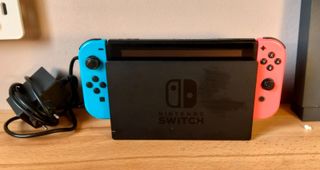 Nintendo Switch + Mario Kart 8 Deluxe + 2 Mandos
