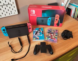 Nintendo Switch + Mario Kart 8 Deluxe + 2 Mandos