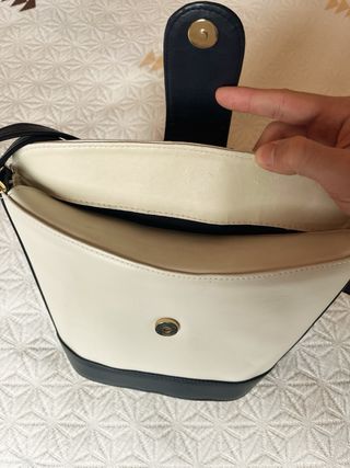 Bolso de mano beige y negro