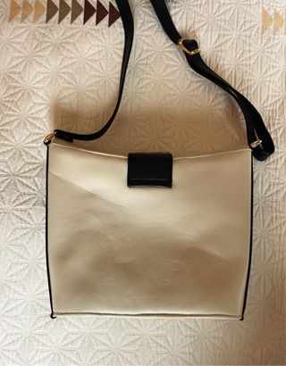 Bolso de mano beige y negro
