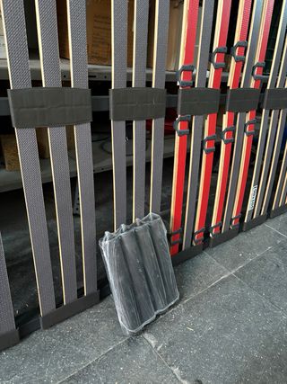 Somier con patas metálicas y de madera