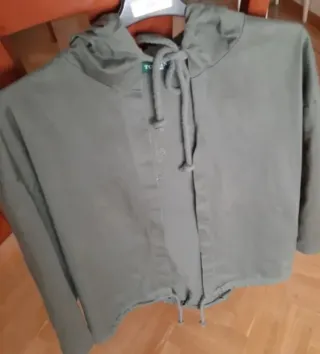 Chaqueta verde/gris con alas lentejuelas