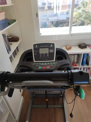 Cinta de correr Cecotec y bicicleta estática.