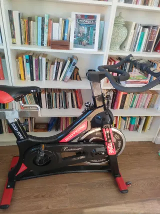 Cinta de correr Cecotec y bicicleta estática.