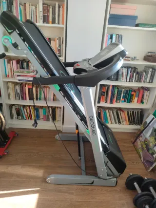 Cinta de correr Cecotec y bicicleta estática.