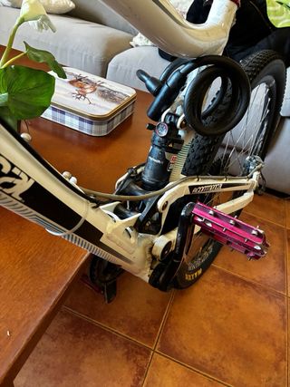 Bicicleta montaña marca Commencal Doble Suspensión