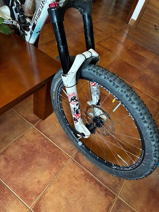 Bicicleta montaña marca Commencal Doble Suspensión