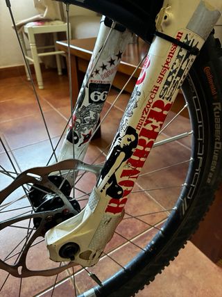 Bicicleta montaña marca Commencal Doble Suspensión