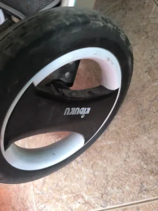 Carro de bebé Kiduku con silla de coche Maxi.