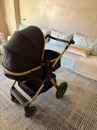 Carrito de bebé negro y dorado