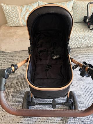 Carrito de bebé negro y dorado