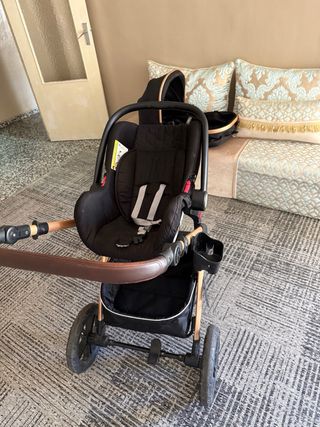 Carrito de bebé negro y dorado