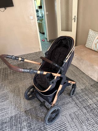 Carrito de bebé negro y dorado