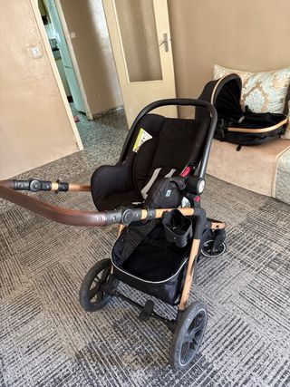 Carrito de bebé negro y dorado