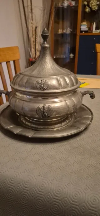 Zuppiera antica con vassoio in metallo