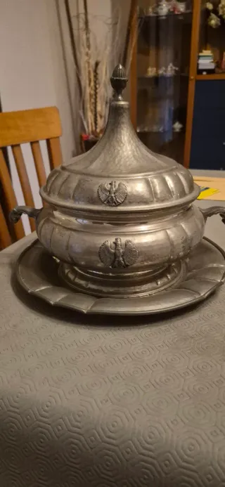 Zuppiera antica con vassoio in metallo